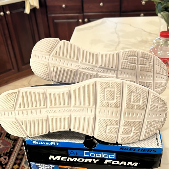 Men’s 10.5 Sketchers Athletic Slip On Sneaker. Worn just a few times - Picture 4 of 6